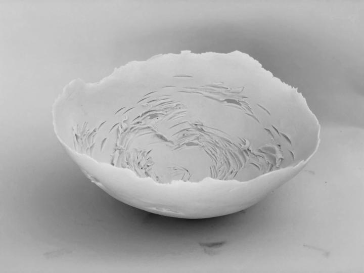 Sch.8.7 porselein wit met krassen en gaten diameter 25cm prijscode *